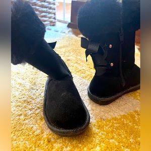 Toddler size 7 black suede/fur boots
